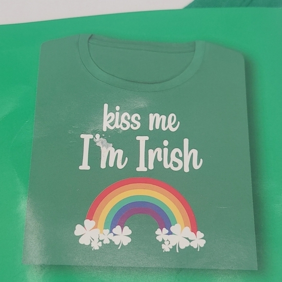 St Patrick's Day "Kiss Me I'm Irish" Green Shamrock Rainbow Tee T-shirt - Picture 3 of 4